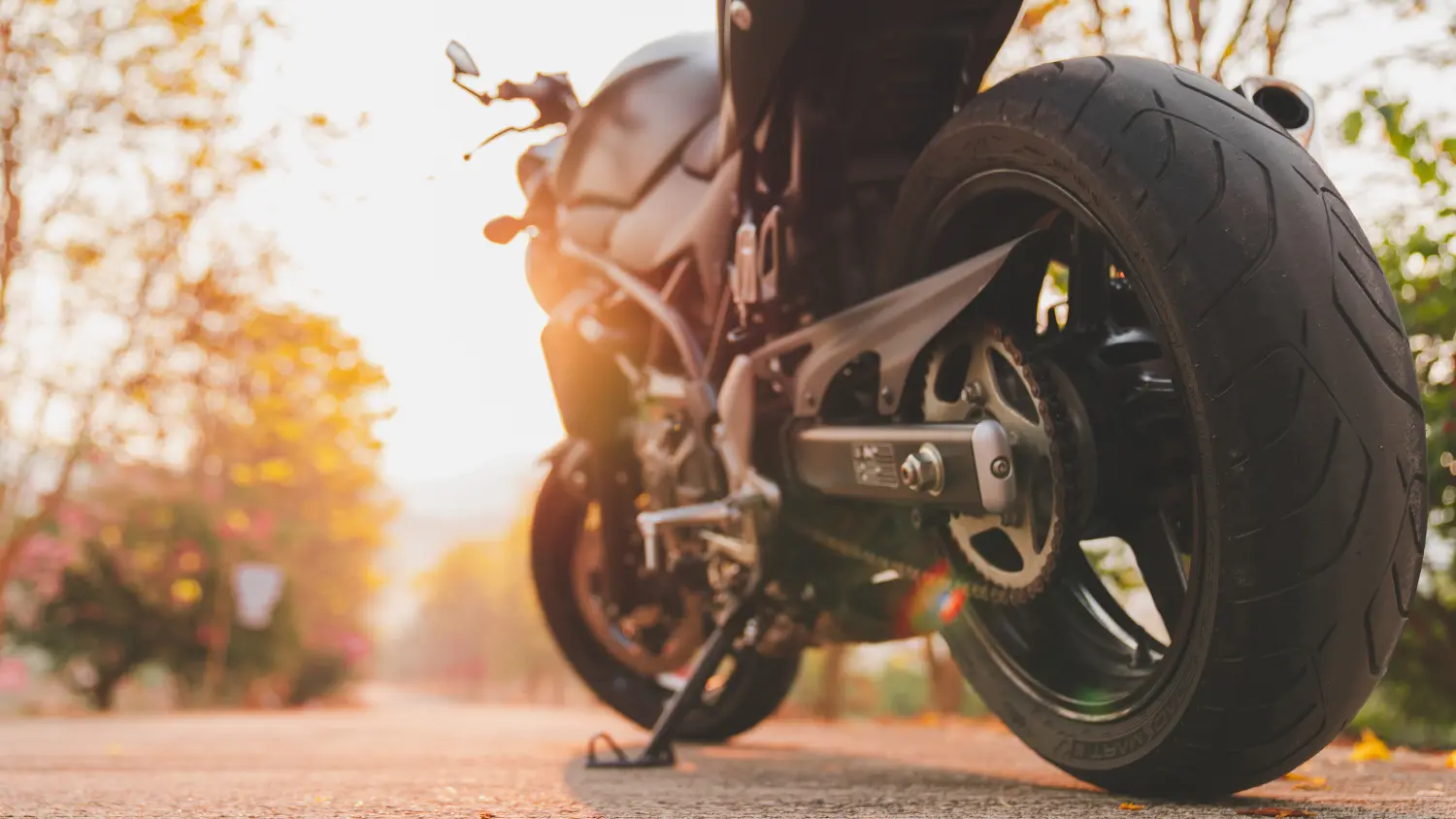 Der auf der Straße geparkte Teil des Motorrads ist warmes Licht. .